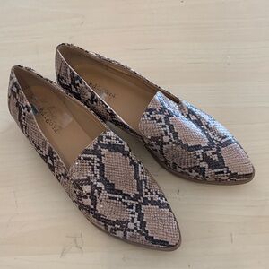 Indigo Rd faux snake print loafers sz 7.5